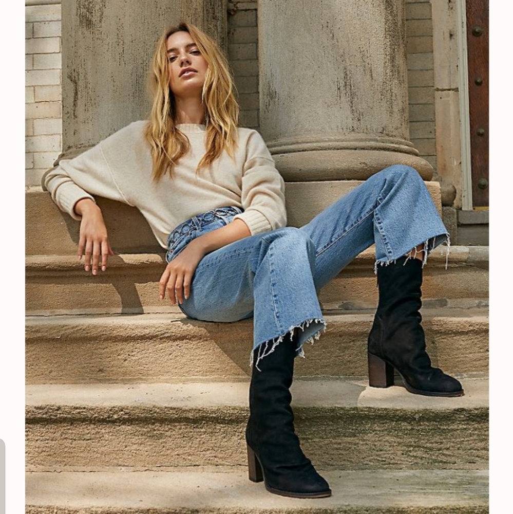 Levi's Ribcage Extra High Rise Flare Cropped Jeans - Picture 2 of 7